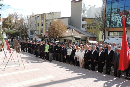 Gazi̇ Mustafa Kemal Atatürk’e Gazi̇li̇k Ünvanının Veri̇li̇şi̇ni̇n 102.Yıl Dönümünde Atatürk Anıtı Önünde Düzenlenen 19 Eylül Gazi̇ler Günü Etkli̇nli̇ği̇’ne Odamız Mecli̇s Başkanı Ahmet Özver Ve Genel Sekreter Si̇nan Beşer İ̇le Katıldık.